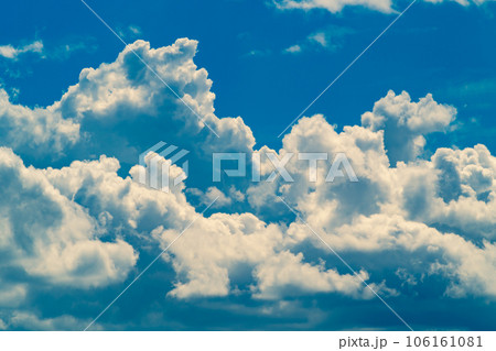 夏空の青空を覆って行く積乱雲　暖色加味 106161081