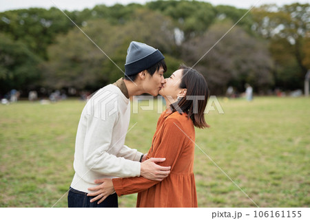 公園でキスをするカップル 106161155
