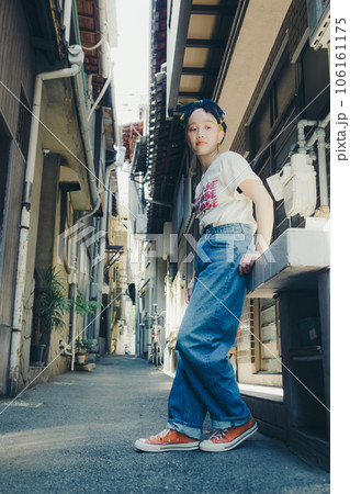 古い街並みで撮るファッションスナップ 106161175