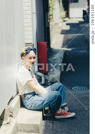 古い街並みで撮るファッションスナップ 古い街並みで撮るファッションスナップ 106161186