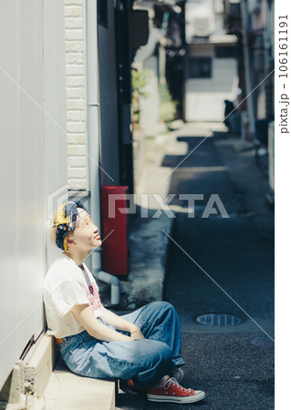 古い街並みで撮るファッションスナップ 古い街並みで撮るファッションスナップ 106161191