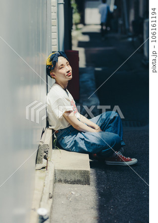 古い街並みで撮るファッションスナップ 106161194