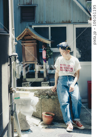 古い街並みで撮るファッションスナップ 106161195