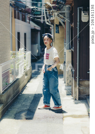 古い街並みで撮るファッションスナップ 古い街並みで撮るファッションスナップ 106161198