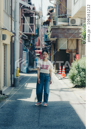 古い街並みで撮るファッションスナップ 古い街並みで撮るファッションスナップ 106161212