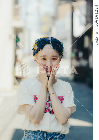 古い街並みで撮るファッションスナップ 106161224