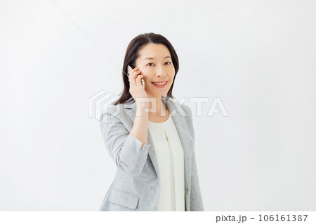 通話をする女性 ビジネス 通話をする女性 ビジネス 106161387