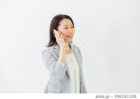 通話をする女性 ビジネス 通話をする女性 ビジネス 106161388