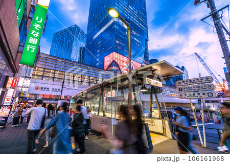 日本の東京都市景観 35減↓都府県・全国連続減↓。銀座線渋谷駅や飲み屋街などを望む＝8月19日、渋谷 106161968