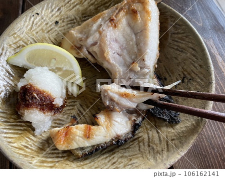 カンパチのカマ塩焼き 106162141