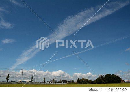 夏空に伸びる飛行機雲 夏空に伸びる飛行機雲 106162190