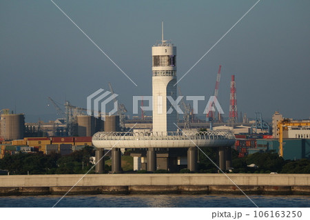 海から見た横浜港シンボルタワー 106163250