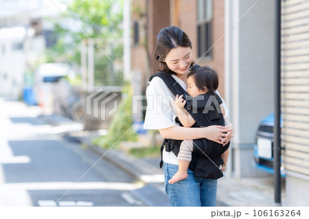 赤ちゃんと散歩をする母親 赤ちゃんと散歩をする母親 106163264