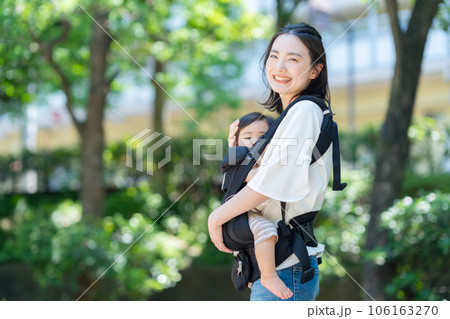 公園を赤ちゃんと散歩をする若いお母さん 106163270