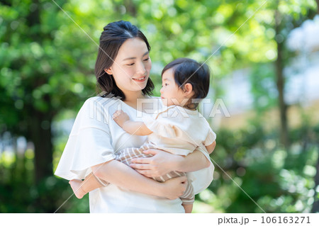 公園を赤ちゃんと散歩をする若いお母さん 106163271