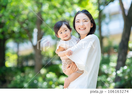公園を赤ちゃんと散歩をする若いお母さん 106163274