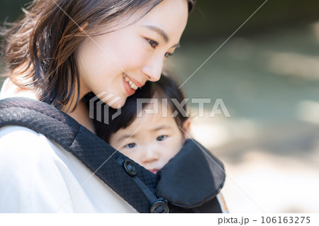 公園を赤ちゃんと散歩をする若いお母さん 106163275