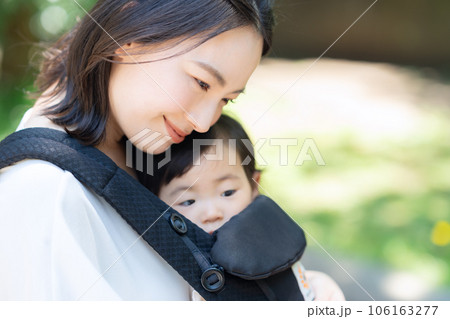 公園を赤ちゃんと散歩をする若いお母さん 106163277