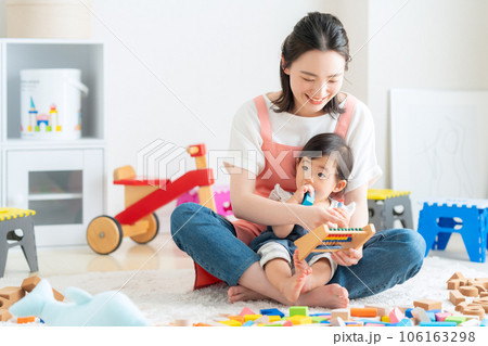 保育園で赤ちゃんと遊ぶ若い保育士 106163298