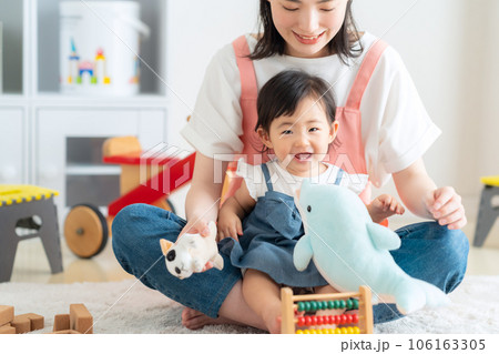 保育園で赤ちゃんと遊ぶ若い保育士 保育園で赤ちゃんと遊ぶ若い保育士 106163305