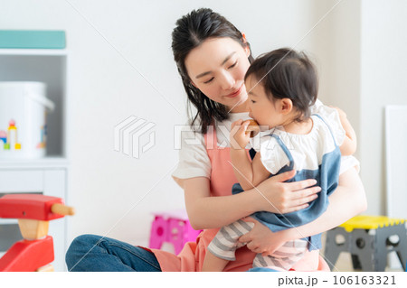 保育園で赤ちゃんと遊ぶ若い保育士 106163321