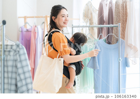 ショッピングモールでショッピングをする赤ちゃんを連れた若いお母さん 106163340