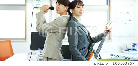 職場で演奏する女性会社員イメージ 106163557
