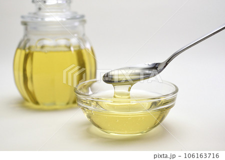 新鮮で美味しい綺麗な高級ハチミツ 新鮮で美味しい綺麗な高級ハチミツ 106163716