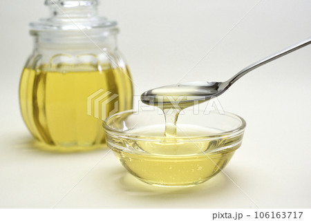 新鮮で美味しい綺麗な高級ハチミツ 新鮮で美味しい綺麗な高級ハチミツ 106163717