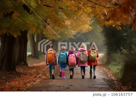 Kids walking back from schoolのイラスト素材 [106163757] - PIXTA