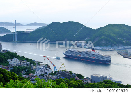 長崎港を出港するクイーンエリザベス号 106163936