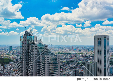 東京都庁 展望室から夏空に浮かぶ雲と都市の風景 東京都庁 展望室から夏空に浮かぶ雲と都市の風景 106164062