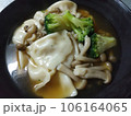 ブロッコリーとキノコと水餃子の和風スープ 106164065