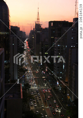 サンパウロのビジネス街パウリスタ大通りの夕景 ブラジル サンパウロのビジネス街パウリスタ大通りの夕景 ブラジル 106164139