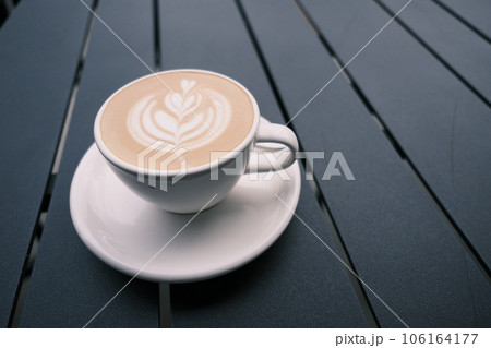 カフェテーブルの上にあるコーヒー1 106164177