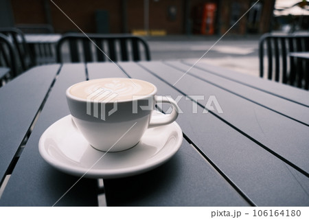 カフェテーブルの上にあるコーヒー2 106164180