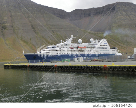 港に停泊中の豪華客船 オーシャンダイヤモンド 106164420