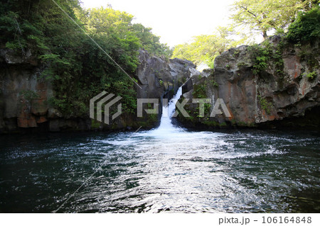 おなん淵の滝　山梨県都留市 106164848
