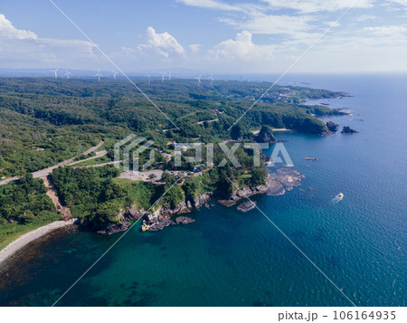 ドローン撮影|断崖絶壁が見どころの能登の観光名所巌門(がんもん)イメージ|石川県羽咋郡志賀町 ドローン撮影|断崖絶壁が見どころの能登の観光名所巌門(がんもん)イメージ|石川県羽咋郡志賀町 106164935