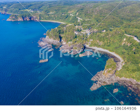 ドローン撮影|断崖絶壁が見どころの能登の観光名所巌門(がんもん)イメージ|石川県羽咋郡志賀町 ドローン撮影|断崖絶壁が見どころの能登の観光名所巌門(がんもん)イメージ|石川県羽咋郡志賀町 106164936