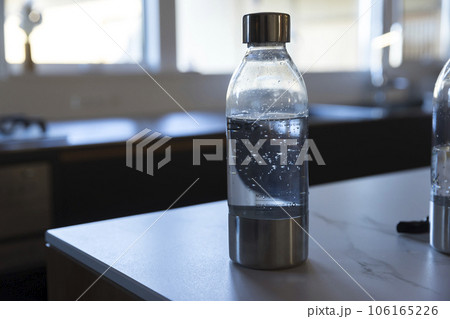 ソーダメーカーで作った炭酸水 炭酸水のある生活イメージ ソーダメーカーで作った炭酸水 炭酸水のある生活イメージ 106165226