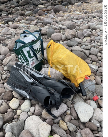 岩場での海水浴の荷物 岩場での海水浴の荷物 106165820