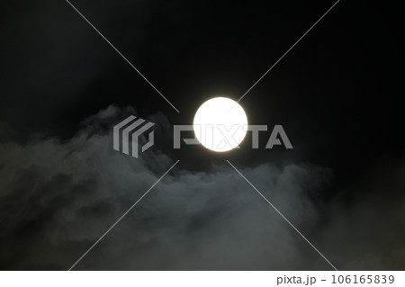 北杜市白州町、八月の小望月十四日目の月輝く 北杜市白州町、八月の小望月十四日目の月輝く 106165839