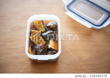 茄子の揚げ浸しをタッパーに入れる 106166350