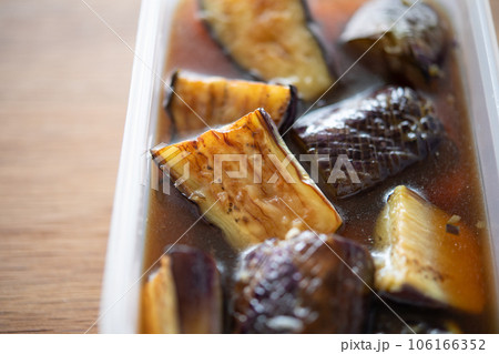 茄子の揚げ浸しをタッパーに入れる 茄子の揚げ浸しをタッパーに入れる 106166352