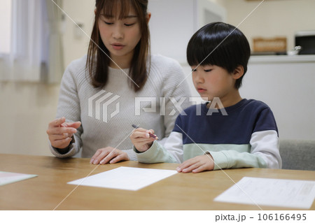 鉛筆の持ち方の練習をする親子 106166495