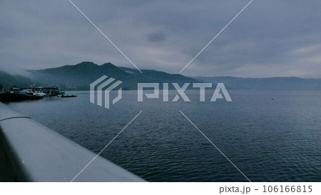 夜霧に包まれる洞爺湖 夜霧に包まれる洞爺湖 106166815