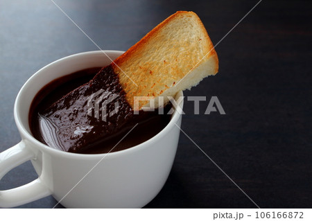 チョコレートドリンクとトースト ホットチョコレート 106166872