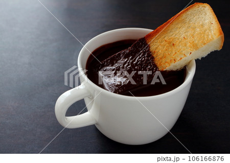 チョコレートドリンクとトースト ホットチョコレート チョコレートドリンクとトースト ホットチョコレート 106166876