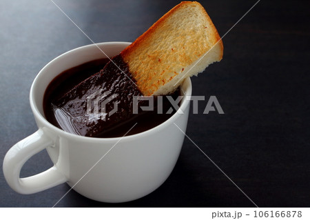 チョコレートドリンクとトースト ホットチョコレート チョコレートドリンクとトースト ホットチョコレート 106166878